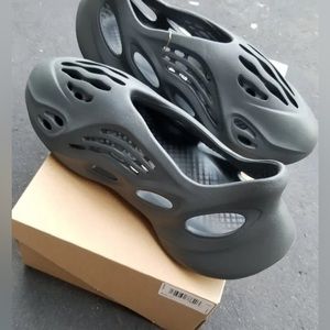 BRAND NEW !!! adidas Yeezy Foam RNNR Carbon Men’s Size 11